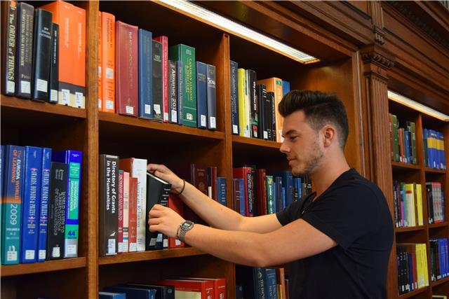 Letrado consistorial especializado en derechos constitucional, administrativo, tributario, laboral, penal y procesal