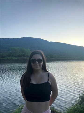 Comunicativa, alegre y sociable. clase a niños de educación primario