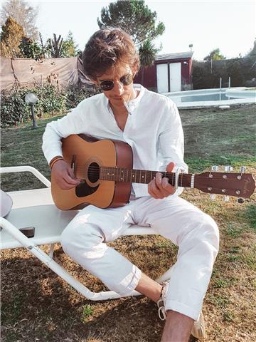Profesor de guitarra ofrece dar clases a cualquier número de edad