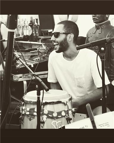 Profesor particular de cajón flamenco. ideal para la iniciación con clases adaptadas al nivel del almuno