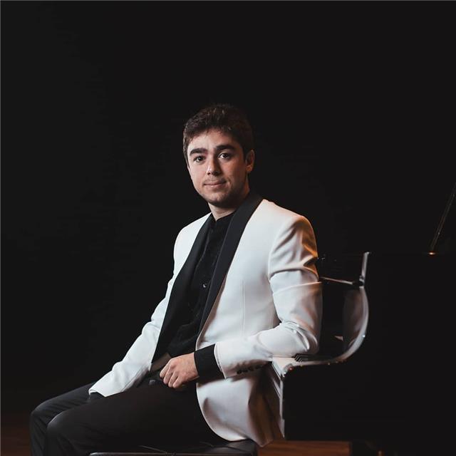 Pianista concertista internacional ofrece clases de piano. ganador de multitud de concursos nacionales e internacionales