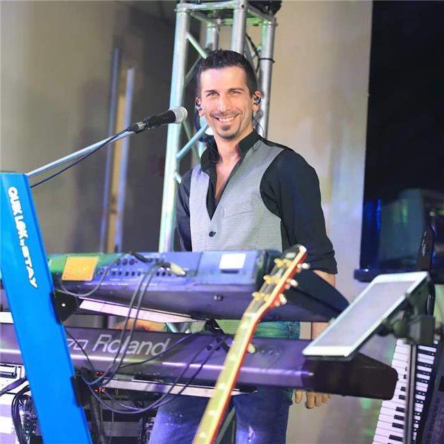 Insegnante diplomato, impartisce lezioni di Pianoforte e fisarmonica spaziando dalla musica classica alla musica leggera usando un metodo d'insegnamento teorico pratico in modo che l'allievo sin dall'inizio possa mettere le mani sullo strumento
