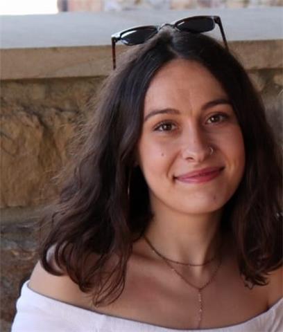 Doy clases particulares de matematicas aunque tambien ayudo con las tareas escolares