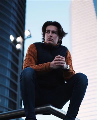 Doy clases particulares de matemáticas, física y química a niveles de eso y bachillerato. actualmente estoy cursando tercero de ingeniería