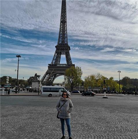 Ragazza che ha un livello c1 di francese offre lezioni di francese