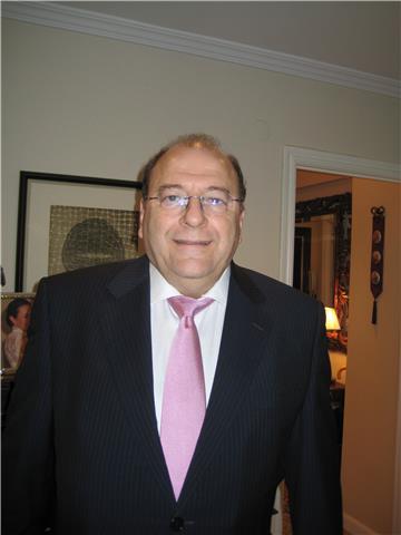 Profesor de ciencias, da clases de matemáticas, física, química, geología y biología, a alumnos de eso y bachiller