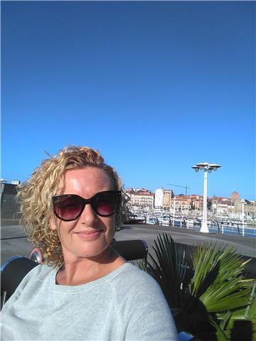 Nivel bachiller y eso. también economía y estadística. mucha experiencia