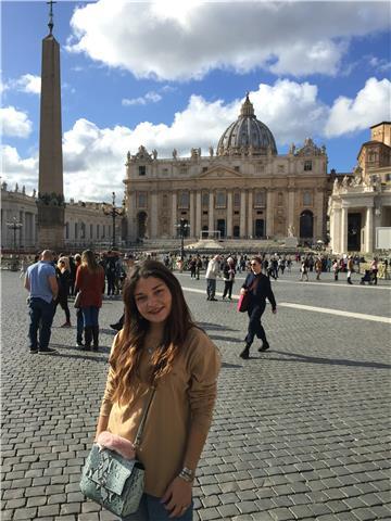 Geóloga paciente y divertida que va a dar clases a niños