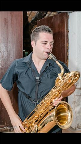 Profesor de saxofón e interprete, con el grado superior terminado. 
clases dirigidas a alumnos que empiezan de cero, y alumnos de hasta 6 de grado profesional. también preparo pruebas de acceso a grado profesional y superior
