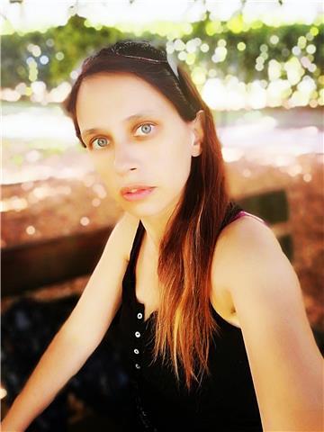 Ragazza diplomata in ragioneria, quasi laureata in psicologia clinica e di comunità, impartisce ripetizioni di italiano, storia, inglese