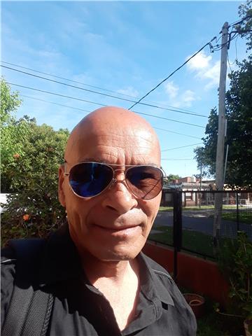 Profesor imparte clases a alumnos de secundaria y universitario