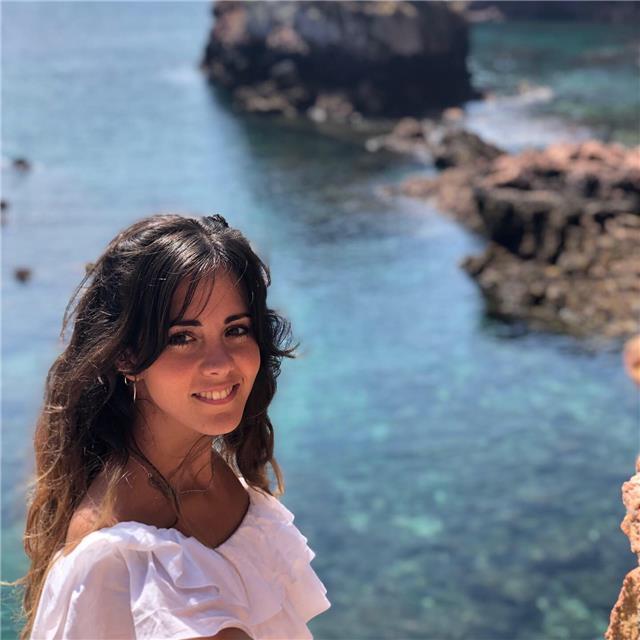 Licenciada en arte dramático con lengua inglesa acreditada ofrece impartir clases de lengua extranjera, literatura y lengua castellana