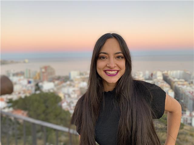 Profesora de educación infantil y primaria, con gran nivel de inglés, he vivido he impartido clases en el extranjero y españa. ofrezco conversación, enseñanza de la gramática, y consejos el listening y reading