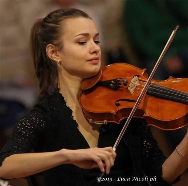 Insegnante di violino/viola e seolfeggio, madrlingua russa , buona conoscenza di inglese e italiano offre lezioni di violino,viola,solfeggio