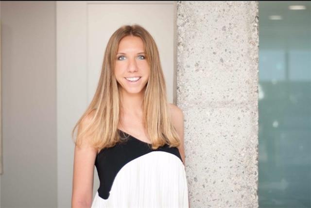 Arquitecta, con experiencia previa como profesora particular de niños, adolescentes y adultos