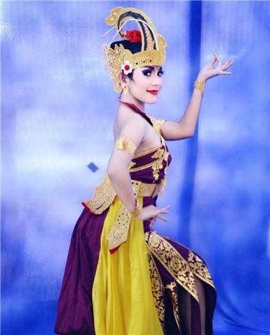 Professeure de danse Traditionnelle indonesienne qui enseigne la danse pour les adolescents et adultes