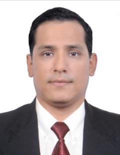 Profesor imparte clases de Geografía, Física, Historia y Química