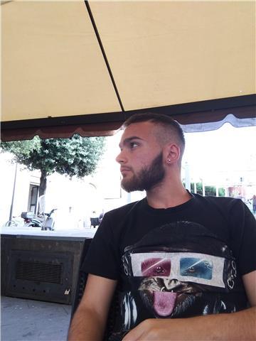 Giovane neodiplomato liceo linguistico, impartisce lezioni di Inglese(livello B2-fluente), Francese, Spagnolo, Storia ed Italiano. Molto paziente