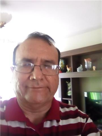 Profesor de matematicas y fisica imparte clases a alumnos de primaria y secundaria