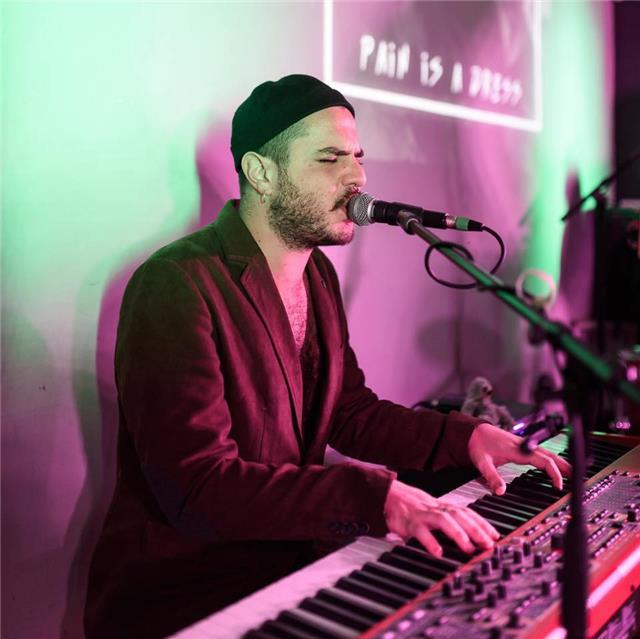 Laureato Bachelor of Arts in Popular Music University of Chichester impartisce lezioni