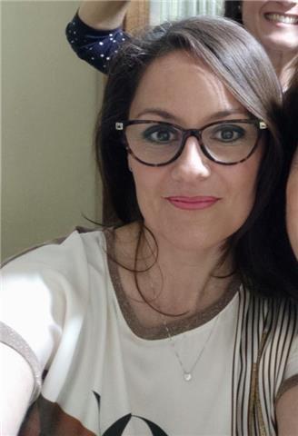 Mi chiamo Maria Teresa, 39 anni. Insegno alle scuole medie e ho diversi anni di esperienza. Sono solare, paziente, dolce, seria e professionale