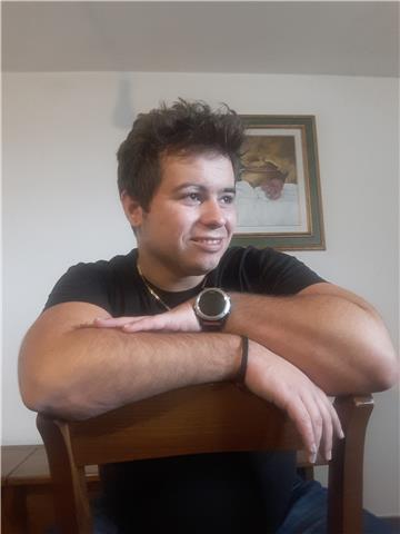 Ciao mi presento: sono un giovane diplomato al liceo scientifico da sempre appassionato alla lingua inglese. sarò felice di aiutarti ad apprendere questa lingua meravigliosa nelle città di camaiore, viareggio e pietrasanta