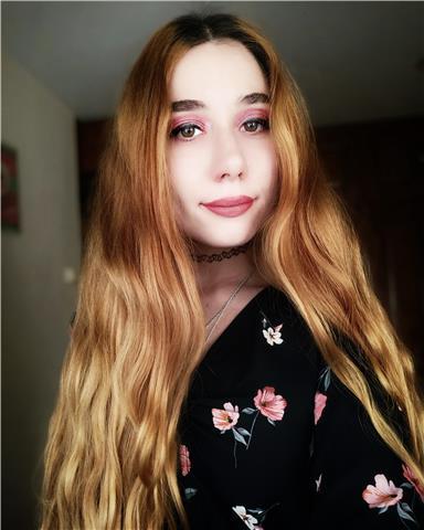 Profesora de piano imparte clases online de piano y lenguaje musical