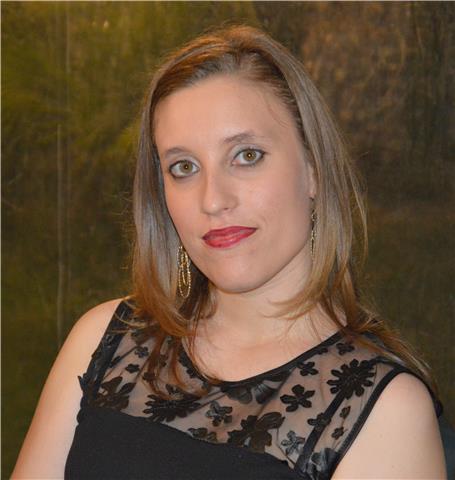 Diplomata al liceo Classico laureata in Giurisprudenza propone lezioni di letteratura italiana e non solo