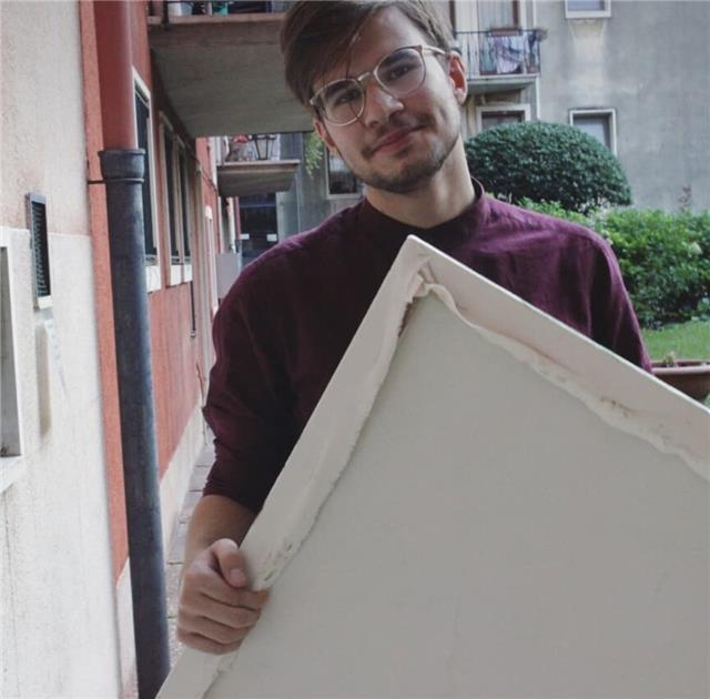 Ciao! Mi chiamo Giacomo e ho 23 anni.
Dopo una lungo percorso in un liceo scientifico ho deciso di frequentare l'Accademia di Belle Arti di Venezia, dove mi sono da poco laureato.
Sono un grande appassionato di musica e arte, pur ritenendo una preparazion