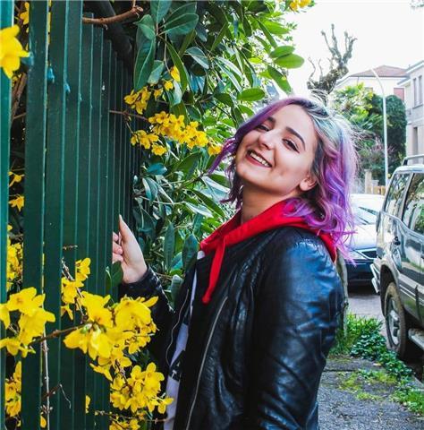 Ragazza che frequenta l'università offre aiuto con i compiti