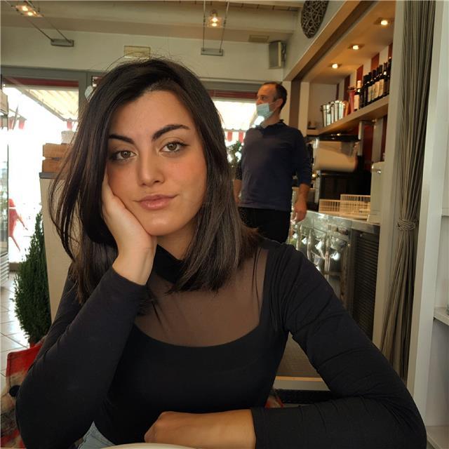 Ragazza studentessa di psicologia offre lezioni di matematica