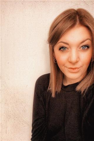 Laureata in mediazione linguistica e culturale è a disposizione per ripetizioni di inglese, spagnolo e tedesco per ragazz* dalle elementari alle superiori