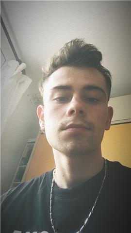 Estudiante universitario ofreciendo clases de física a estudiantes de bachillerato o eso