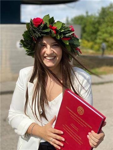 Laureata Lettere Moderne, con conseguente laurea magistrale in Filologia Moderna, entrambi i titoli conseguiti con lode, sono disponibile per lezioni in: storia, letteratura, geografia, italiano, storia dell'arte