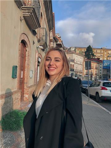 Studentessa di Relazioni Internazionali, dello Sviluppo e della Cooperazione offre ripetizioni di filosofia, scienze umane e materie letterarie da Remoto