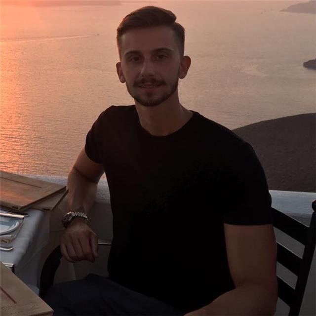 24 anni, Laureato Magistrale in Business Administration. Studio inglese con Professoressa Madrelingua da 15 anni. Sono in possesso
