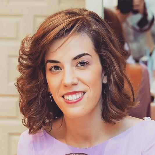 Profesora de inglés bilingüe se ofrece para dar clases particulares de refuerzo educativo, preparación de exámenes Cambridge y clases de conversación