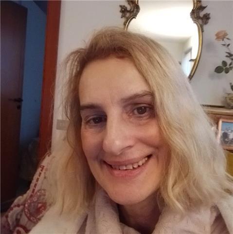 Signora laureata, pubblicista e insegnante di materie umanistiche