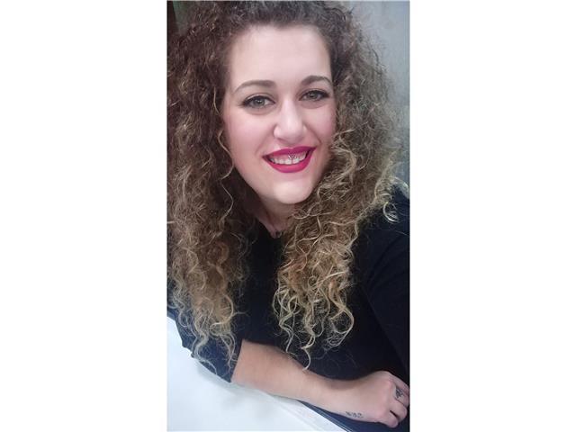 Profesora de clases particulares para primaria, eso y bachillerato de humanidades. experiencia de 6 años y especialidad en idiomas