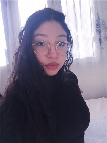 Chica joven con titulo de inglés avanzado de la eoi ofrece clases de inglés