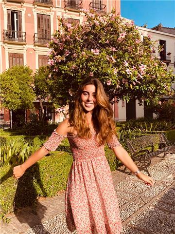 Estudiante universitaria ofrece clases de apoyo para niños desde primaria hasta segundo de la eso