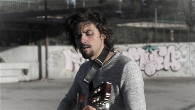 Guitarra , bajo, ukulele, canto, y de letras(en inglés)