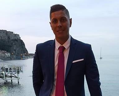 Insegnante d'inglese di scuola superiore impartisce lezioni private per la scuola secondaria di 1^ e 2^grado, università e per le certificazioni linguistiche