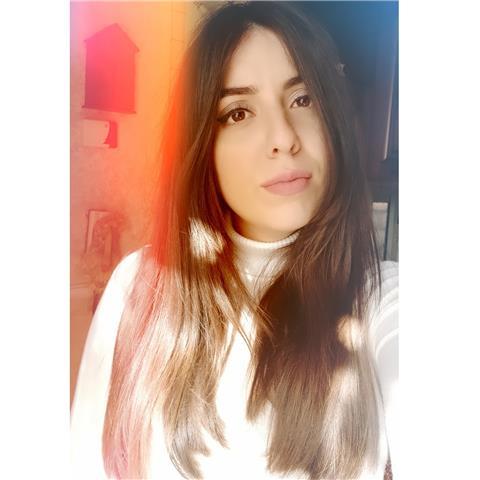 Sono una studentessa di biologia. Impartisco lezioni di biologia, chimica, matematica, inglese, letteratura italiana e storia