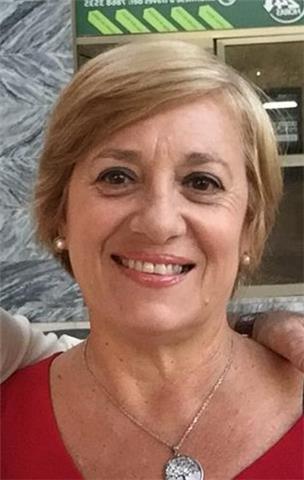 Profesora con más de 30 años de experiencia, impartiendo clases de matemáticas a estudiantes de ingeniería y bachillerato