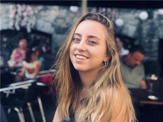Estudiante de educación primaria con experiencia en el cuidado de niños que imparte clases de inglés u otras asignaturas de primaria