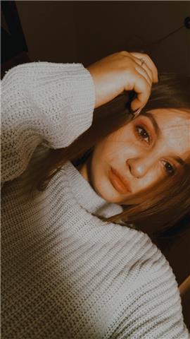 Ragazza frequentante liceo linguistico offre lezioni di inglese e spagnolo