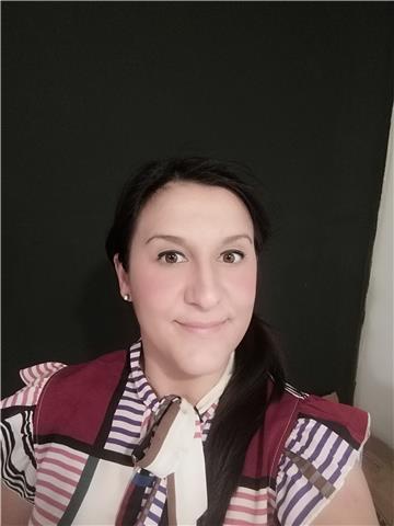 Silvia Piacentini e da circa cinque anni lavoro in ambito sociale, laddove in diverse occasioni ho avuto anche la possibilità di cimentarmi nell'aiuto compiti, assegnati per la scuola media e primaria.
Ho piena disponibilità, solamente, la mattina dal lun