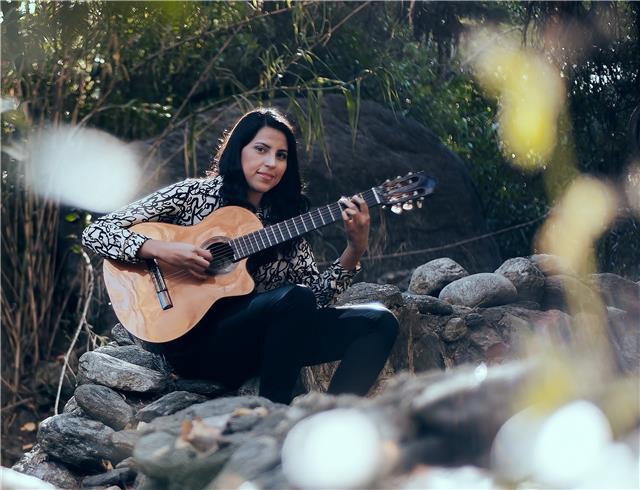 Doy clases de música; lenguaje musical, guitarra,piano y percusión), profesora con título de Argentina