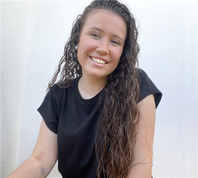 Estudiante de magisterio de educación infantil y primaria da clases de matemáticas a alumnos de entre 6 y 12 años